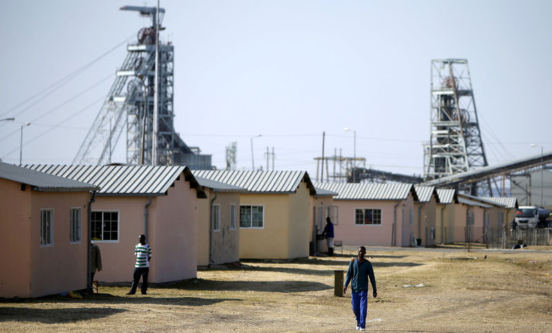 © Reuters. FILE PHOTO: Workers are seen at a hostel next to Lonmin's  Karee mine, outside Rustenburg, northwest of Johannesburg