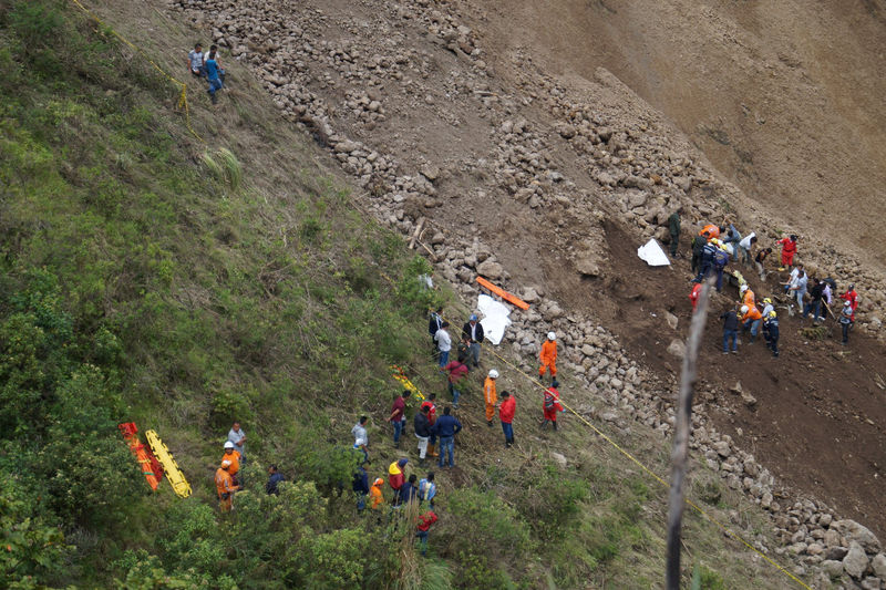 © Reuters. Trece personas mueren sepultadas por un alud en una carretera del suroeste de Colombia