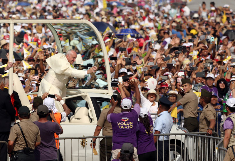 © Reuters. El Papa condena la política "enferma" por corrupción al cerrar su visita a Perú
