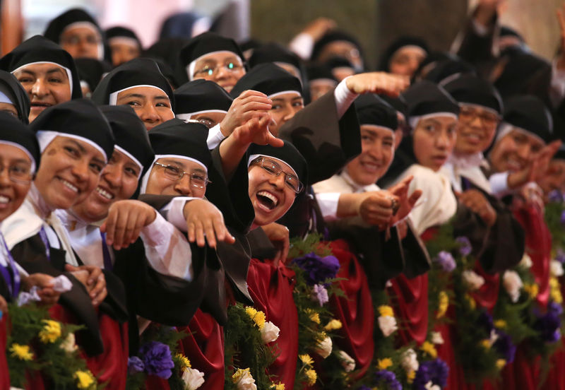 © Reuters. البابا فرنسيس يطلق النكات في لقاء مع راهبات في بيرو