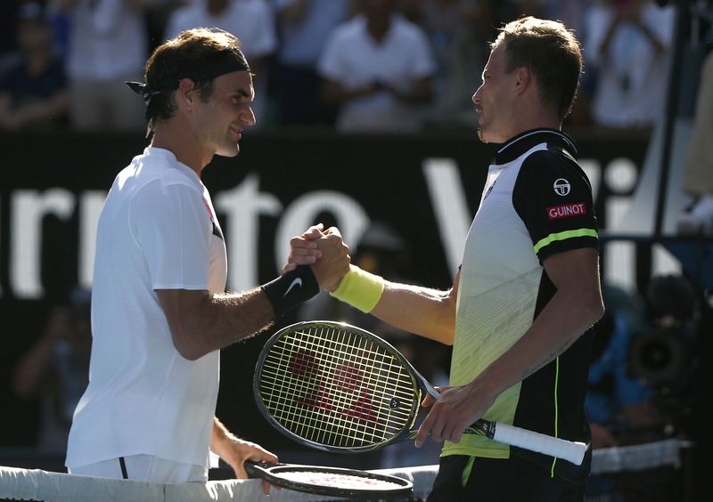 © Reuters. Federer deja atrás a Fucsovics para pasar a cuartos de final en Melbourne