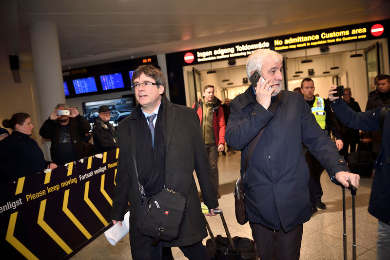 © Reuters. El ex presidente catalán Carles Puigdemont llega a Dinamarca