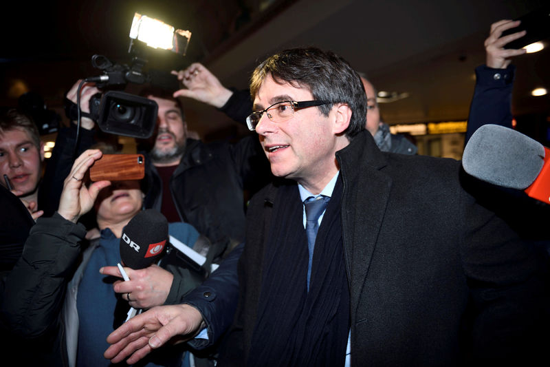 © Reuters. Ex-líder catalão Carles Puigdemont chega ao aeroporto de Copenhague, na Dinamarca