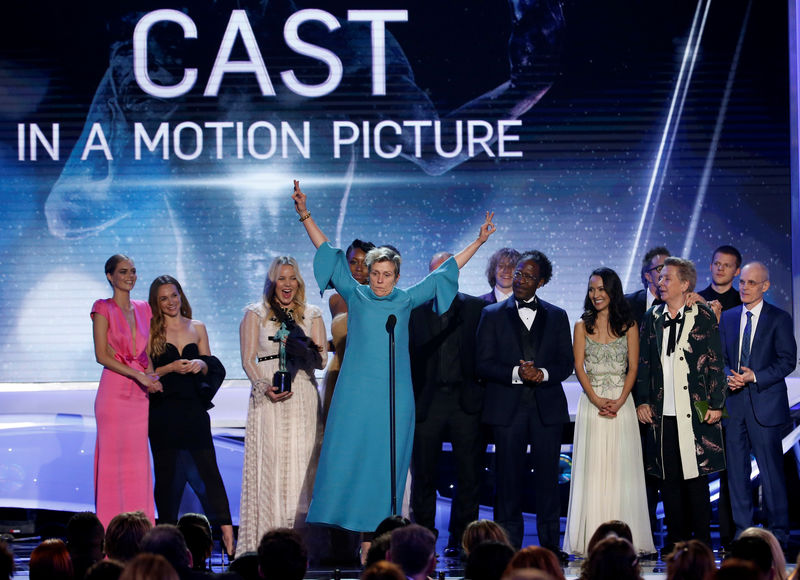 © Reuters. Elenco do filme "Três Anúncios para um Crime" recebe estatueta na premiação Screen Actors Guild (SAG), em Los Angeles, Califórnia