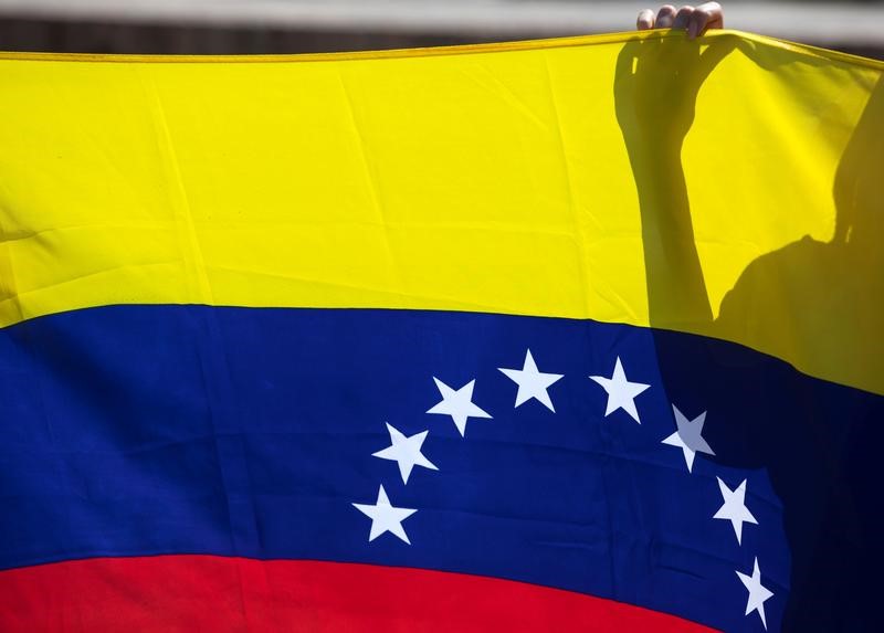 © Reuters. Mulher segura bandeira da Venezuela em Madri, na Espanha