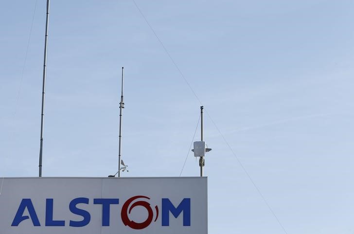 © Reuters. FILE PHOTO: The logo of French engineering group Alstom is seen at the plant in Aytre near La Rochelle