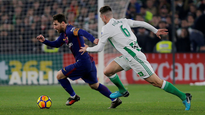 © Reuters. La afición del Betis se rinde ante el Messi mágico de siempre