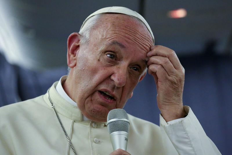 © Reuters. Papa Francisco durante entrevista coletiva a bordo do avião papal