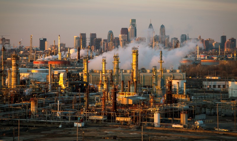 © Reuters. FILE PHOTO: The Philadelphia Energy Solutions oil refinery is seen at sunset in front of the Philadelphia skyline