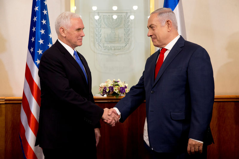 © Reuters. U.S. Vice President Mike Pence shakes hands with Israeli Prime Minister Benjamin Netanyahu during a meeting at the Prime Minister's office in Jerusalem