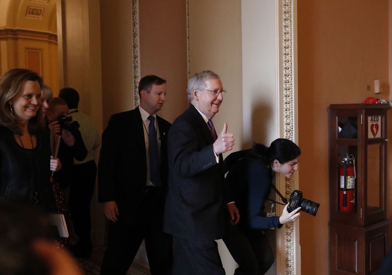 © Reuters. U.S. Senate Majority Leader McConnell greets reporters after lawmakers struck a deal to reopen the federal government in Washington