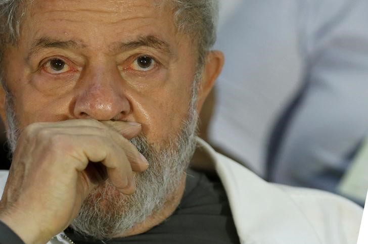 © Reuters. Brazil's former President Luiz Inacio Lula da Silva attends a rally at the National Congress of Garbage Collectors in Brasilia