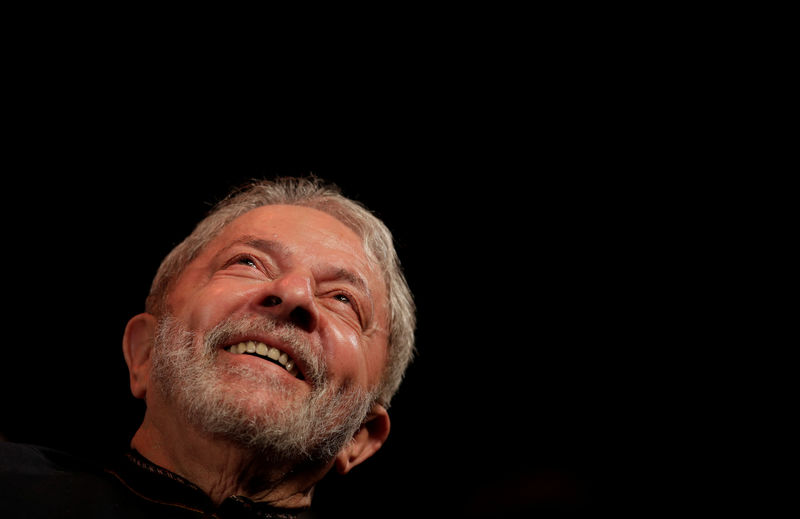 © Reuters. Ex-presidente Luiz Inácio Lula da Silva durante encontro com artistas e intelectuais no Rio de Janeiro