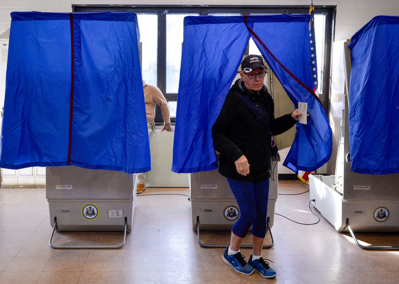 © Reuters. FILE PHOTO: A voter leaves the polling booth during the U.S. presidential election in Philadelphia