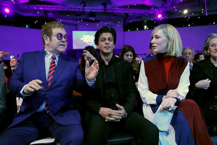 © Reuters. Atriz Cate  Blanchett, ator Shah Rukh Khan e cantor Elton John durante cerimônia do Crystal Awards em Davos