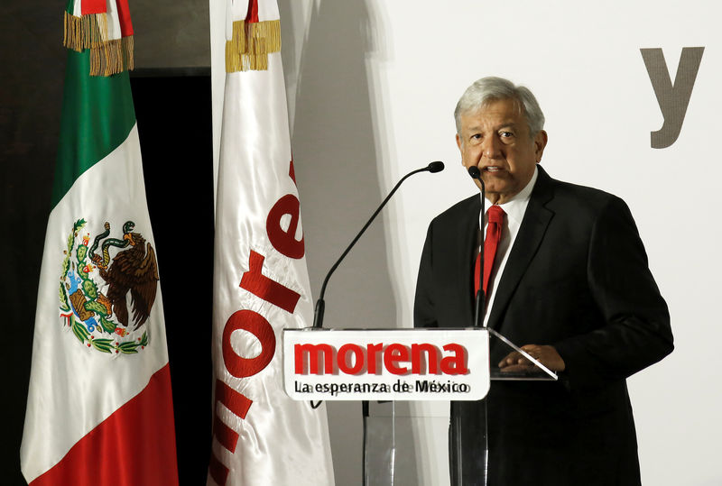 © Reuters. Andrés Manuel López Obrador, pré-candidato à Presidência do México pelo Movimento pela Regeneração Nacional (Morena), discursa na Cidade do México