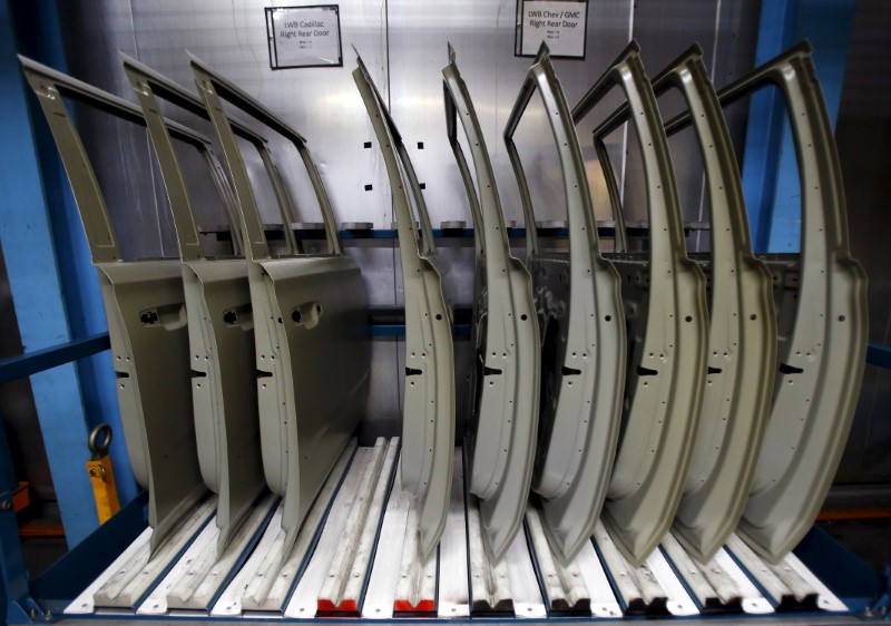 © Reuters. FILE PHOTO - Rack of SUV doors sit on a cart at the General Motors Assembly Plant in Arlington, Texas