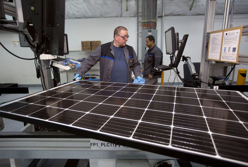 © Reuters. Production operator John White checks a panel at the SolarWorld solar panel factory in Hillsboro