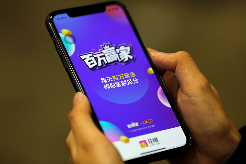 © Reuters. Illustration picture of "Baiwan Yingjia", or "Millions Winner", an online quiz game by live streaming app Huajiao