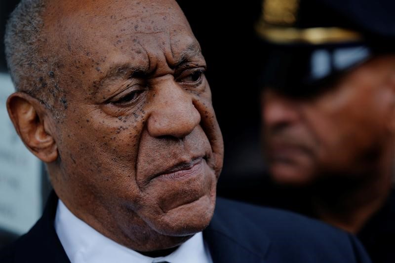 © Reuters. Actor and comedian Bill Cosby looks on as he departs after a judge declared a mistrial in his sexual assault trial at the Montgomery County Courthouse in Norristown