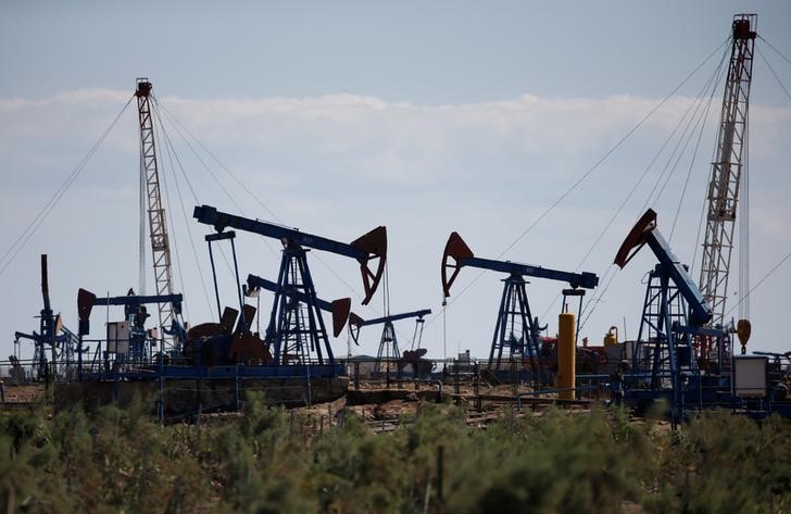 © Reuters. Станки-качалки на нефтяном месторождении в Баку