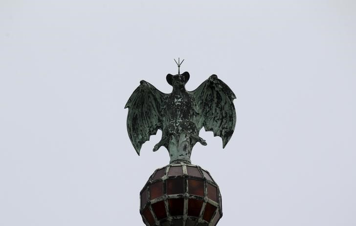 © Reuters. Foto de archivo: El murciélago, logotipo de Bacardi, se ve en la parte superior del edificio Art Deco utilizado anteriormente como la sede de la empresa en La Habana, Cuba