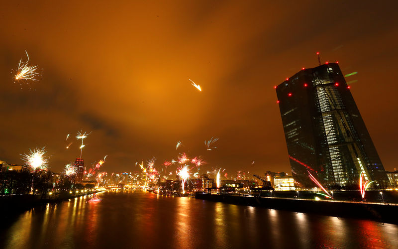 © Reuters. Fireworks explode in front of the skyline with the financial district and the European Central Bank (ECB, R) during New Year's eve celebrations in Frankfurt