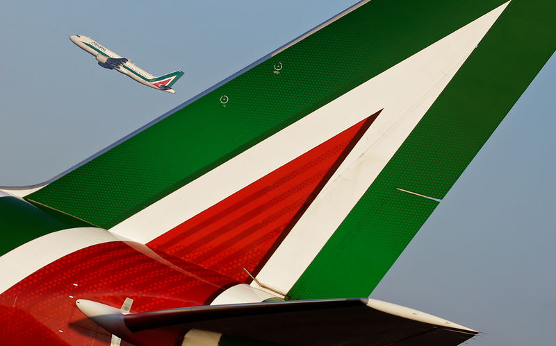 © Reuters. Un volo Alitalia in partenza da Roma