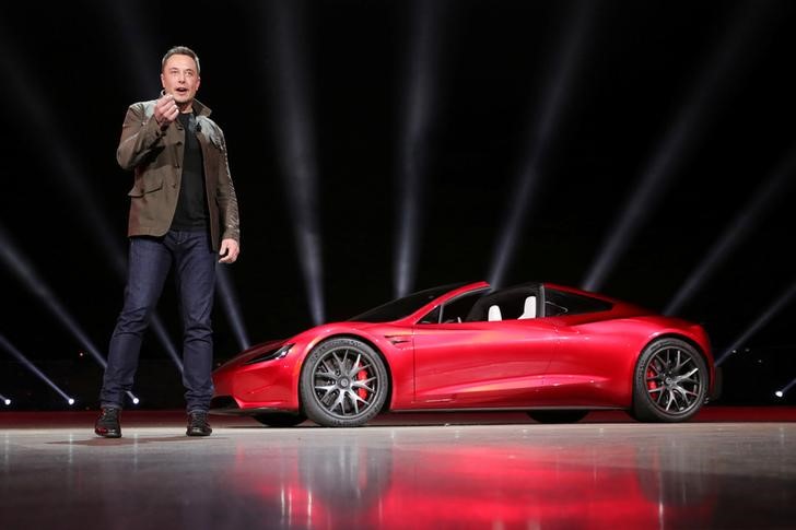 © Reuters. Tesla CEO Elon Musk unveils the Roadster 2 during a presentation in Hawthorne, California