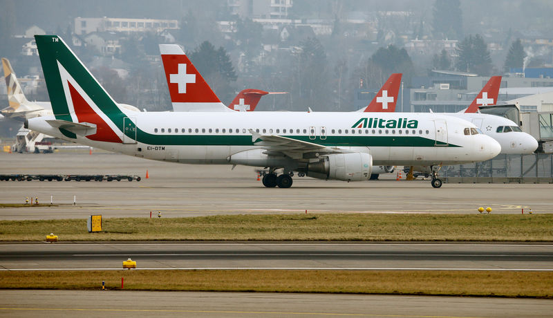 © Reuters. Alitalia Airbus A320-216 aircraft is seen at Zurich Airport