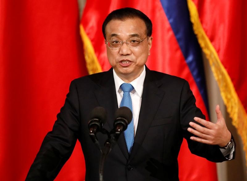 © Reuters. Chinese Premier Li Keqiang gestures at Malacanang Palace in metro Manila