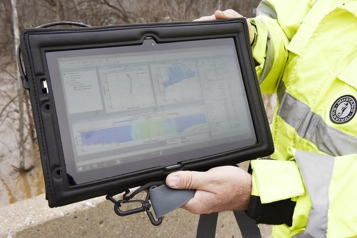 © Reuters. Técnico do USGS segura tela com gráficos