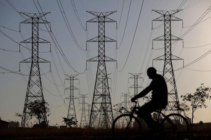 © Reuters. Torres de transmissão de energia elétrica em Brasília