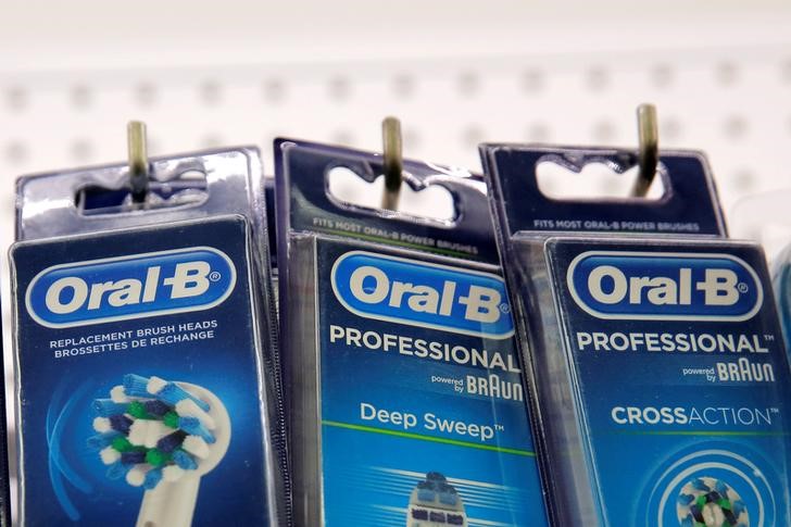 © Reuters. FILE PHOTO: Procter & Gamble's Oral-B toothbrush heads are seen in a store in Manhattan, New York, U.S.