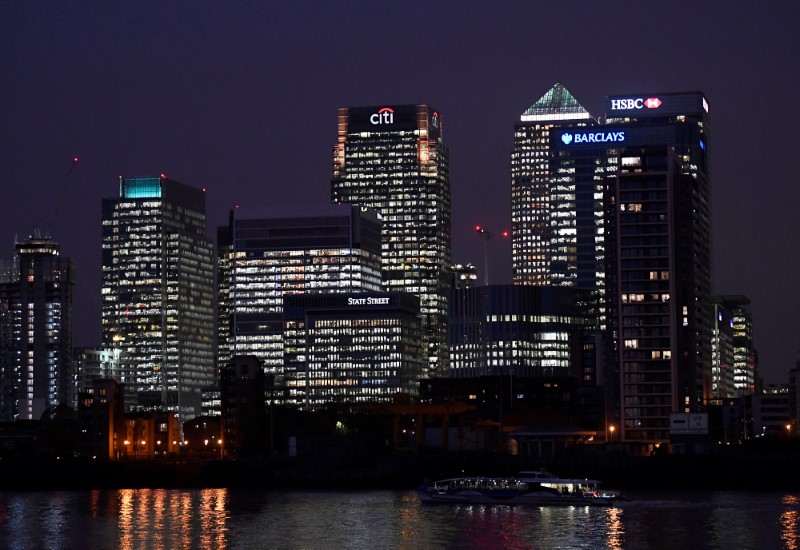 © Reuters. Office blocks of Citi, Barclays, and HSBC banks are seen at dusk in the Canary Wharf financial district in London,