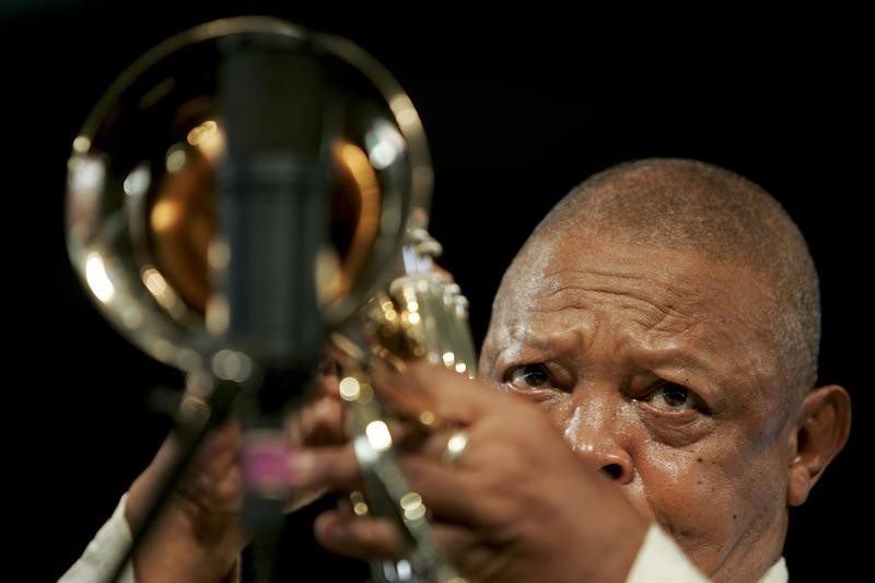 © Reuters. Trompetista e cantor Hugh Masekela, conhecido como “pai do jazz sul-africano”