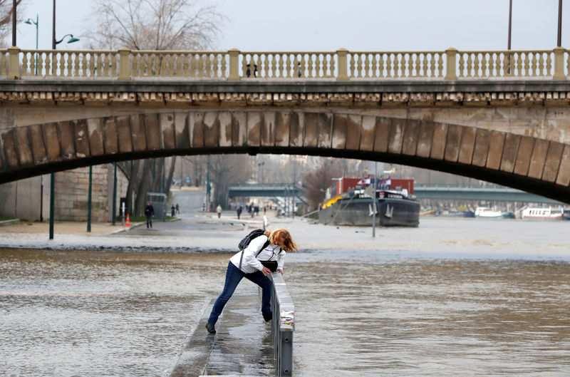 © Reuters. ALERTE AUX CRUES, LA SEINE PRÈS D'ATTEINDRE 6 M À PARIS