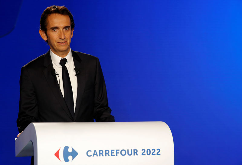 © Reuters. Alexandre Bompard, CEO of French retailer Carrefour, speaks during a news conference in La Defense near Paris