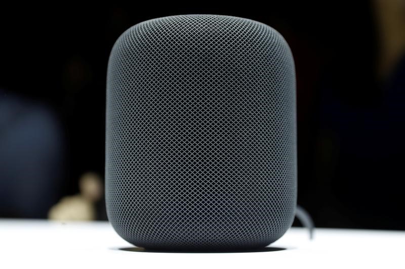 © Reuters. APPLE LANCE SON ENCEINTE HOMEPOD AVEC UN MOIS DE RETARD