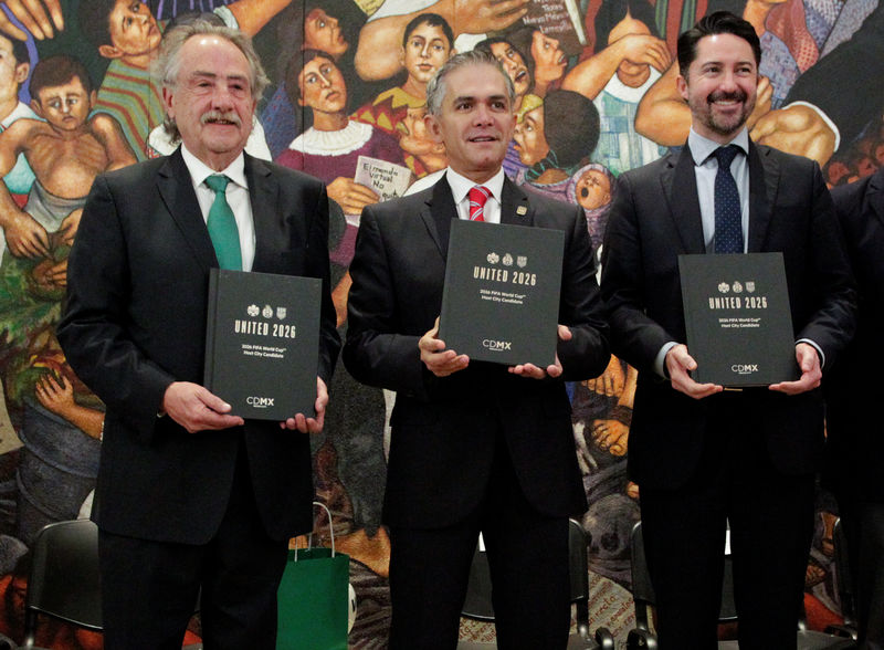 © Reuters. Decio de Maria Serrano, President of the Mexican Football Federation, Mexico City Mayor Miguel Angel Mancera and Yon de Luisa, Director of the joint bid by Mexico, United States and Canada for the FIFA World Cup 2026, pose for a photo in Mexico City