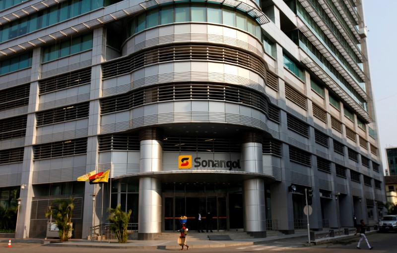 © Reuters. FILE PHOTO: A woman walks past the head office of Angolan state oil company Sonangol in the capital Luanda