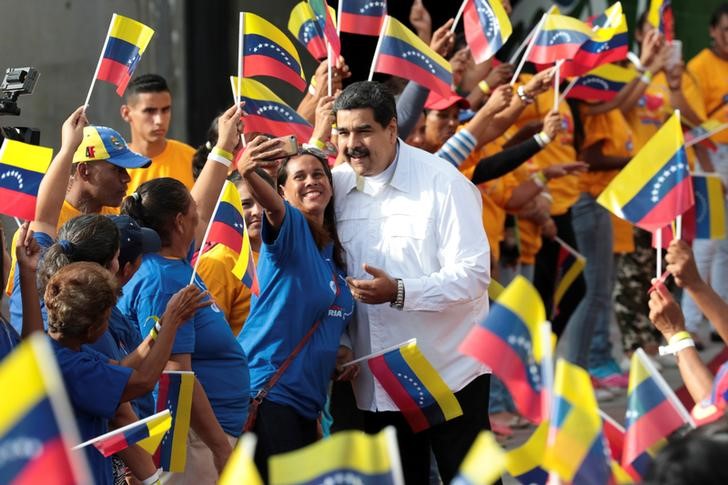 © Reuters. Maduro posa com simpatizante durante evento em Caracas