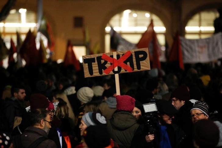 © Reuters. Manifestantes fazem protesto contra Trump em Zurique