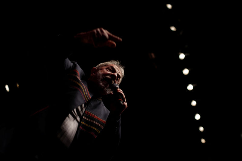 © Reuters. Ex-presidente Luiz Inácio Lula da Silva discursa no Rio de Janeiro