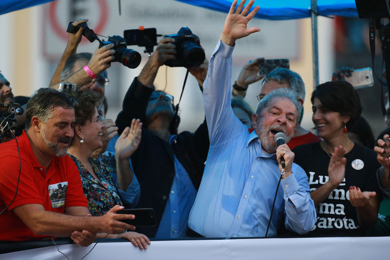 © Reuters. O ex-presidente Luiz Inácio Lula da Silva discursa ao lado da ex-presidente Dilma Rousseff, em manifestação, em Porto Alegre