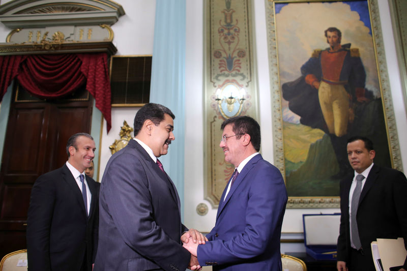 © Reuters. Venezuela's President Nicolas Maduro meets with Turkey's Economy Minister Nihat Zeybekci at Miraflores Palace in Caracas