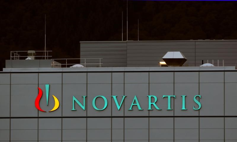 © Reuters. Логотип Novartis на здании в Штайне