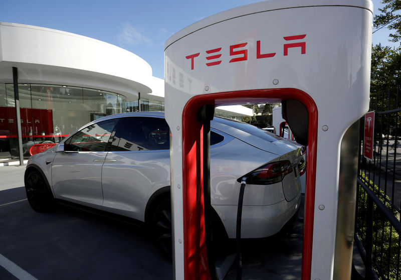 © Reuters. FILE PHOTO: A Tesla Model X vehicle is charged by a supercharger outside a Tesla electric car dealership in Sydney