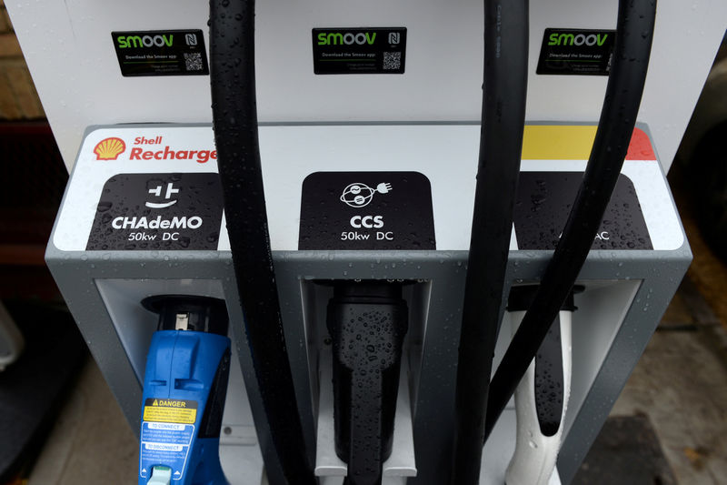 © Reuters. FILE PHOTO: Electric chargers are seen at the Holloway Road Shell station where Shell is launching its first fast electric vehicle charging station in London