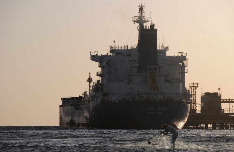 © Reuters. Нефтяной танкер в порту Дуба